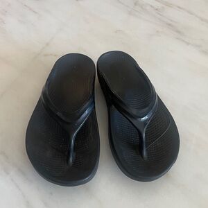 OOFOS OOriginal Black Recovery Sandal Thong Size EU 38  US Women 7/ Men